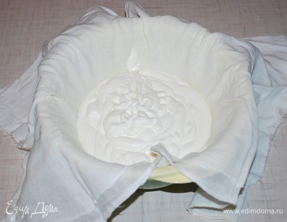 Первым делом 750 г сметаны поставим под гнет или подвесим, чтобы стекла лишняя жидкость. И будем готовить бисквит.