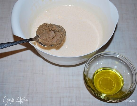 К взбитым яйцам добавляем пасту грецкого ореха, оливковое масло и все вместе перемешиваем. Пасту грецкого ореха можно сделать дома, перемолов орехи блендером.