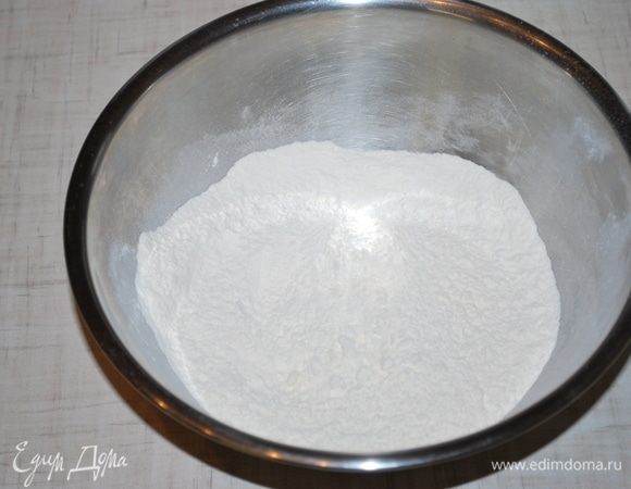 Муку соединяем с разрыхлителем и быстро замешиваем наш бисквит, долго его не перемешиваем.