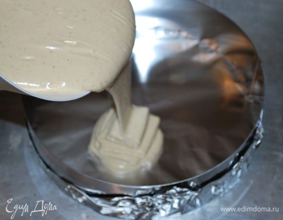 Выливаем бисквитное тесто в форму, у меня форма диаметром 22 сантиметра.