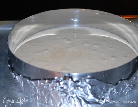 Выпекаем бисквит в разогретой духовке при температуре 160°C в течении 40 минут.