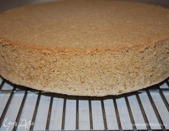Бисквит готов, даем ему остыть на решетке. Тем временем приготовим крем.