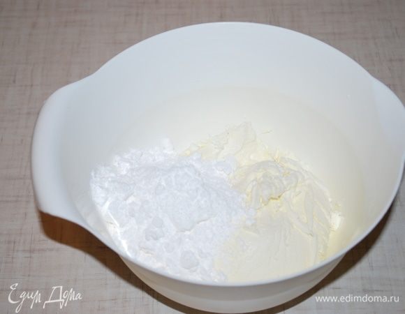 Сметану соединим с сахарной пудрой и взбить миксером до пышной массы.