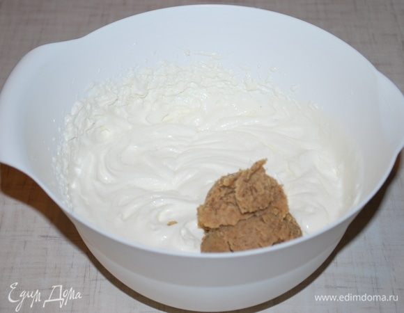 Добавим пасту грецкого ореха и все хорошо перемешаем до однородности. Крем готов.