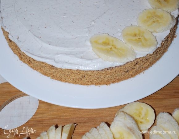 Сверху крема выложим порезанные бананы.