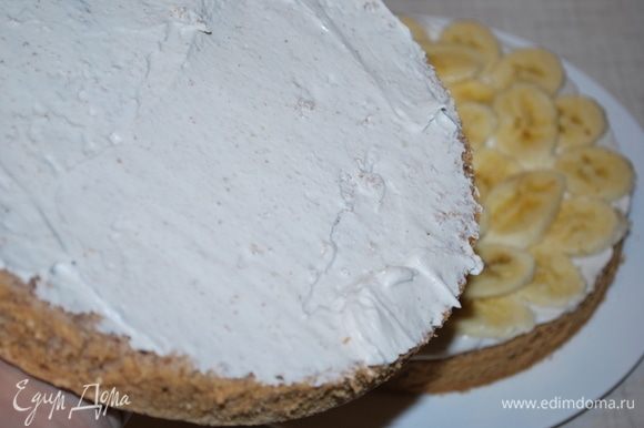 На вторую часть бисквита нанесем крем и кремовой стороной положим на банановый слой.