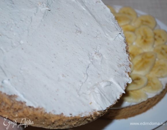 На вторую часть бисквита нанесем крем и кремовой стороной положим на банановый слой.