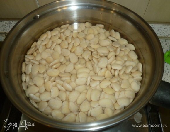 Фасоль ТМ «Националь» предварительно замочить на ночь в холодной воде. Залить водой, чтоб она полностью покрывала фасоль и отварить до готовности (примерно 1,5 часа). Воду слить.