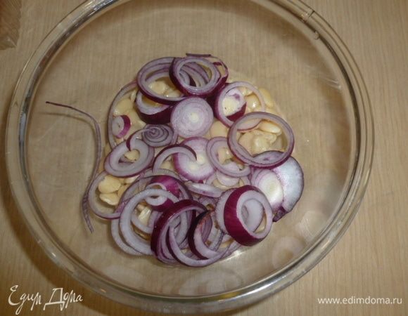 Лук нарезать кольцами, тунца разделить на небольшие кусочки, черри разрезать на половинки. В большой миске соединить фасоль, лук.