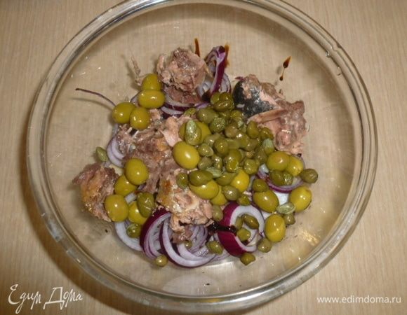 Добавить оливки, каперсы, тунца, черри.