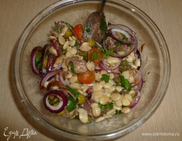 Для заправки смешать уксус, масло, соль, перец. Добавить в салат зелень, заправку, перемешать.