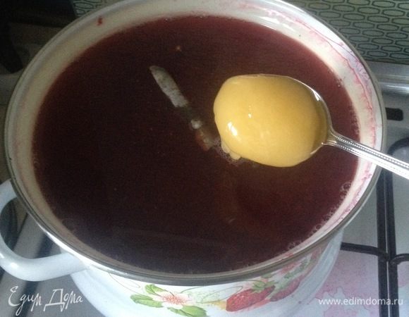 Влить воду которую сохранили, поставить на медленный огонь и томить минут 20. Добавить палочку корицы, кардамон, гвоздику.