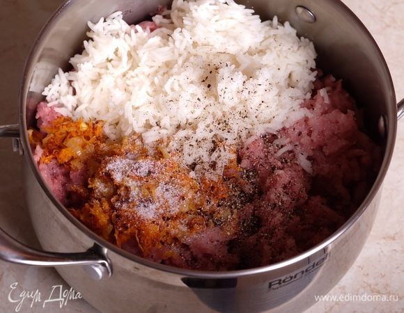 Приготовить начинку. Для этого смешать мясной фарш, отваренный до полуготовности рис, обжаренные лук с морковью, соль и перец.