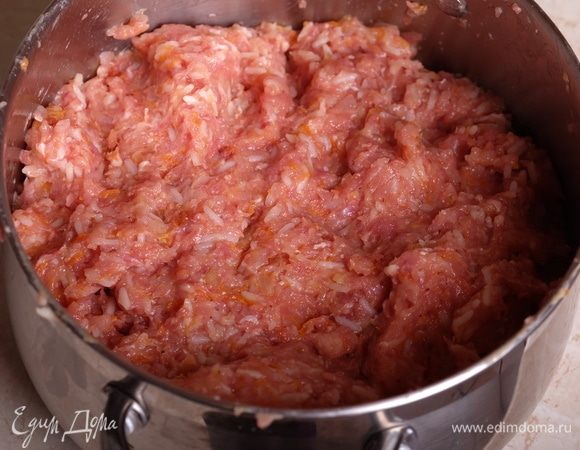Все тщательно перемешать, обязательно добавить 1/2 стакана или даже чуть больше холодной кипяченой воды — так мы расжижаем фарш и начинка получится не плотная.