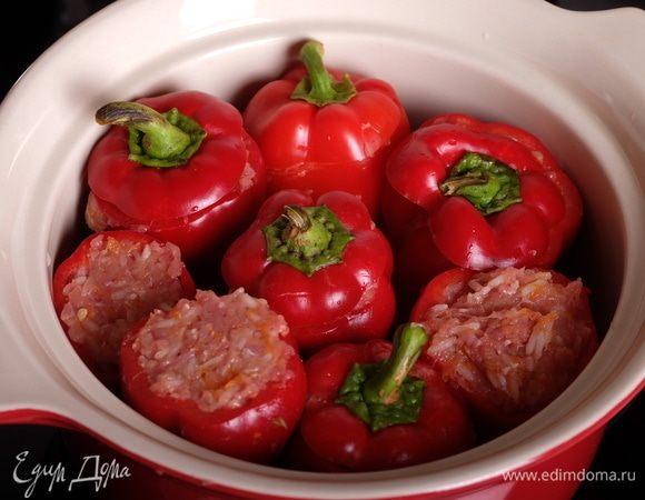Переходим к перцам. Перцы тщательно вымыть, срезать верхушку (ее можно не использовать при приготовлении перцев, но мне нравится, как они красиво выглядят с такими «шляпками»), очистить от семян. Нафаршировать каждый перец (плотно) начинкой, уложить (плотно) в форму для запекания или кастрюлю.