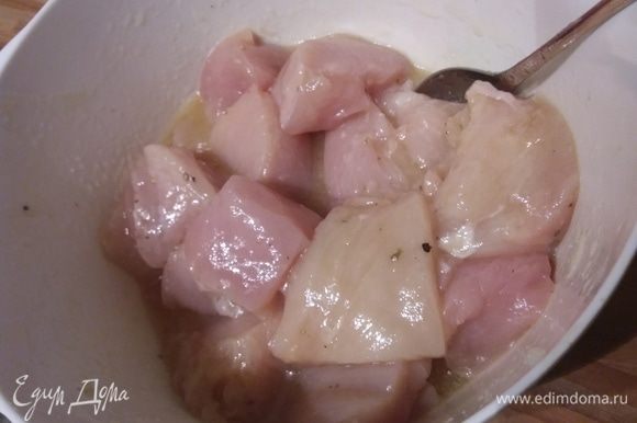 Куриное филе обмыть, обсушить и нарезать на порционные кусочки. Смешать сок лайма с медом, солью и перцем. Замариновать курицу. Минимум на 30 минут, максимум — до востребования.