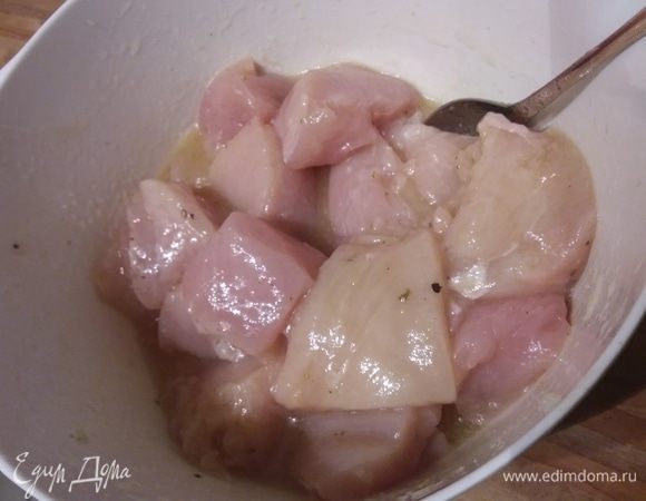 Куриное филе обмыть, обсушить и нарезать на порционные кусочки. Смешать сок лайма с медом, солью и перцем. Замариновать курицу. Минимум на 30 минут, максимум — до востребования. 