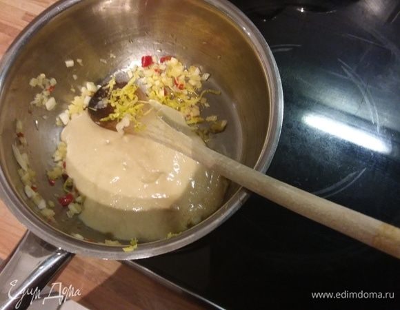 На разогретом масле обжарить чеснок, имбирь и чили, добавить 1 ч. л. цедры лайма и арахисовую пасту. Размешать.  