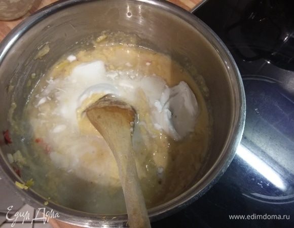 Добавить кокосовое молоко, размешать, прогреть. 