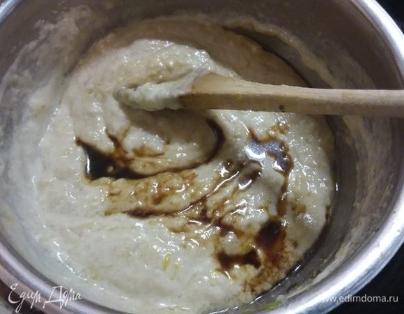 В конце влить 2–3 ст. л. сока лайма и столько же рыбного соуса. Может, вам понадобится щепотка соли. Регулируйте вкус по своим предпочтениям, то же относится и к остроте. Соус готов. 