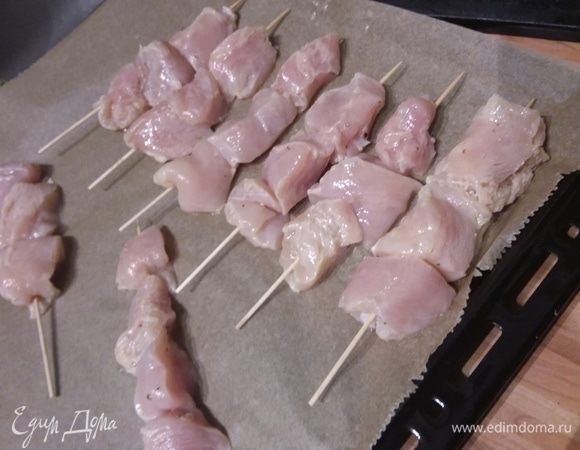 Остается нанизать мясо на шпажки и пожарить шашлык любым доступным для вас способом. Я поставила в духовку под разогретый гриль по 8 минут с каждой стороны. Получилось сочное, нежное диетическое мясо. 