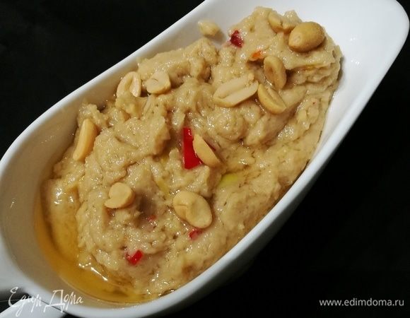 Соус выложить в соусник. Можно посыпать цельным арахисом. 