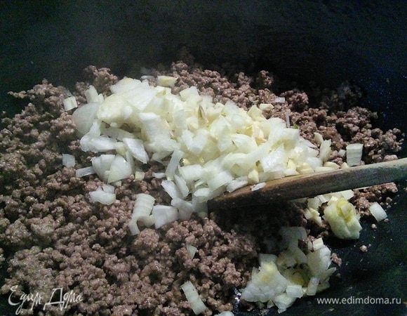 Добавить лук, обжарить. 
