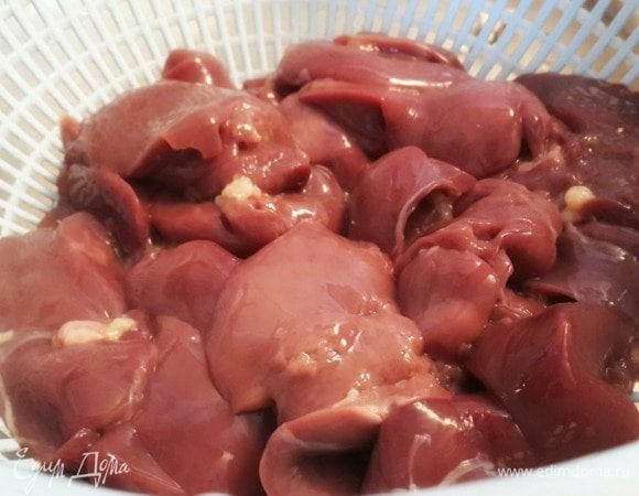 Куриную печень промыть, очистить от пленки, обжарить на хорошо разогретой сковороде по 2–3 минуты с каждой стороны. В конце добавить коньяк, посолить, поперчить и потушить еще минут 5. 