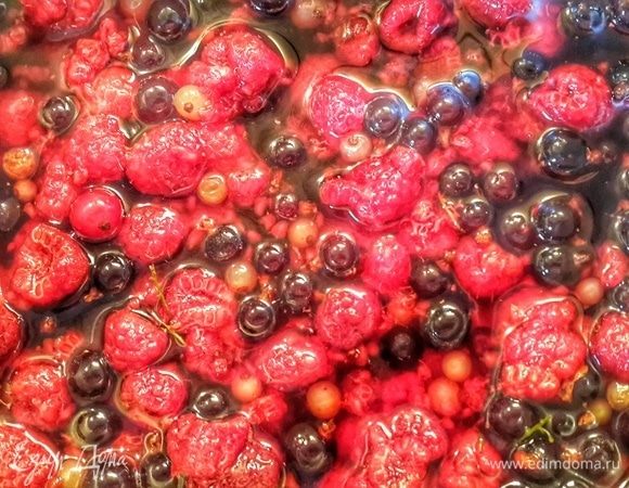 Соединить ягоды, красное вино, коричневый сахар, соль, перец и довести до кипения.