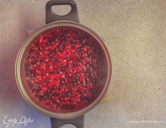 Когда наша ягодная смесь закипела, выпариваем на протяжении 6–8 минут на среднем огне.