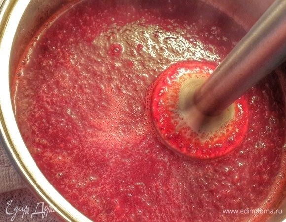 Затем погруженным блендером взбить до однородной массы.