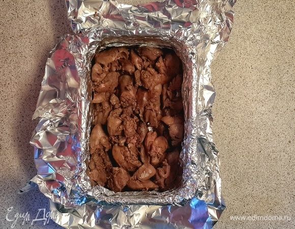 Выкладываем печень в форму.