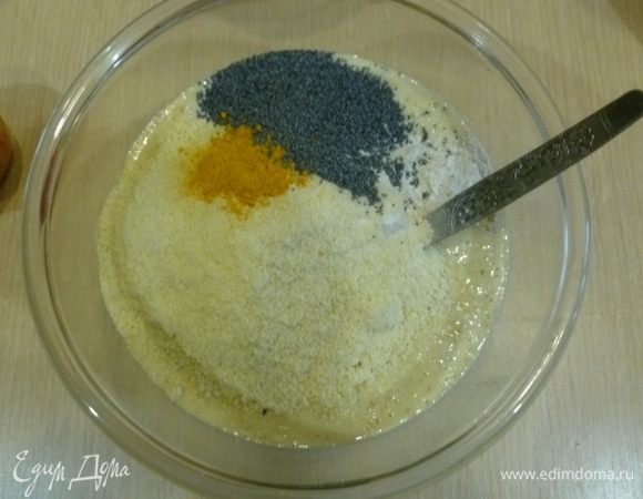 Переложить полученную смесь в большую миску. Добавить муку, разрыхлитель, миндальную муку, мак, куркуму, перемешать. 