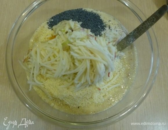 Натереть яблоко и добавить в тесто.
