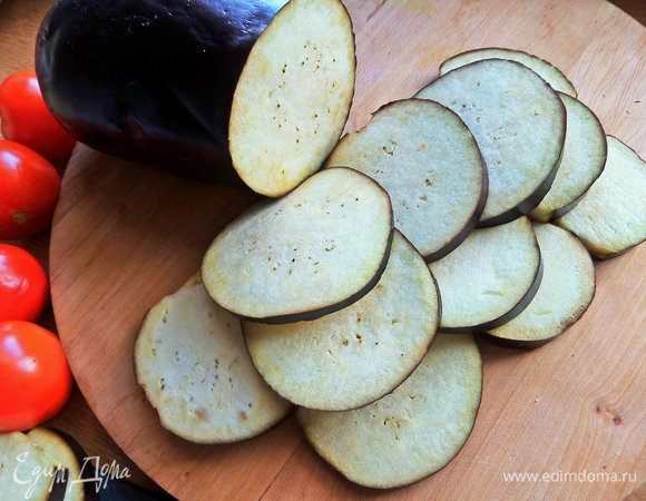 Баклажан помыть, нарезать кружочками четное количество.