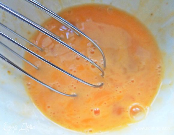 Подготовить кляр: взбить яйца.