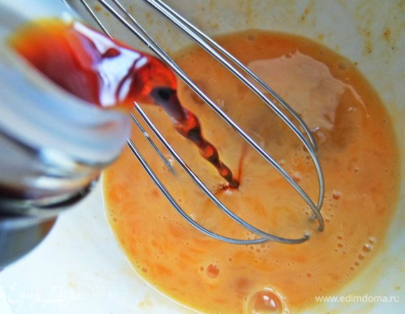 Влить соевый соус вместо соли.