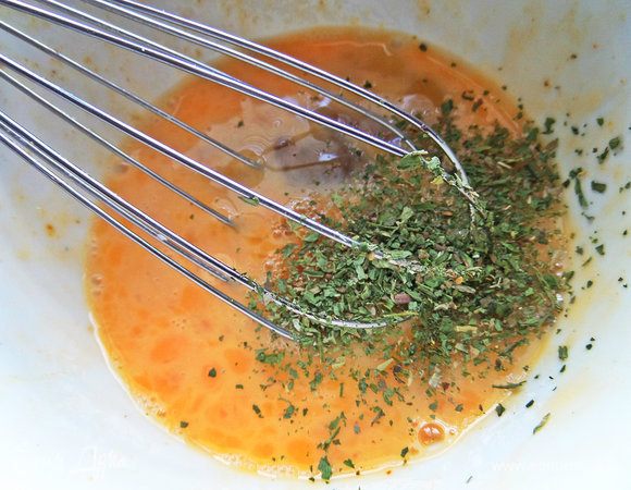 Насыпать травки. У меня Кавказские.