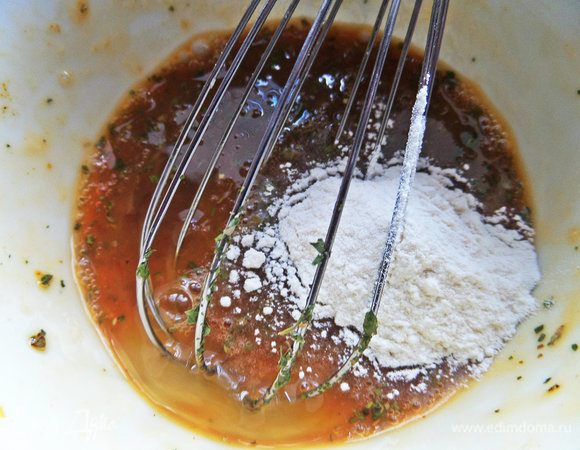 Насыпать немного муки и снова взбить.