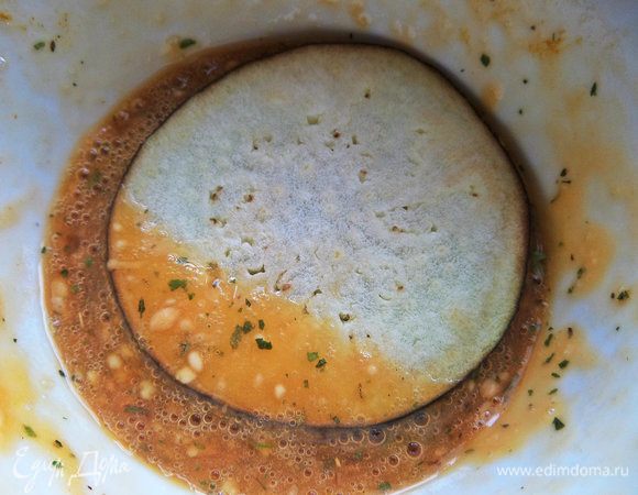 Окунуть каждый кружок вначале в муку, затем в кляр.