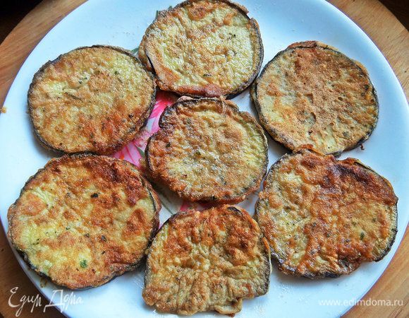 Перенести на тарелку. Вниз положить более крупные кружочки.