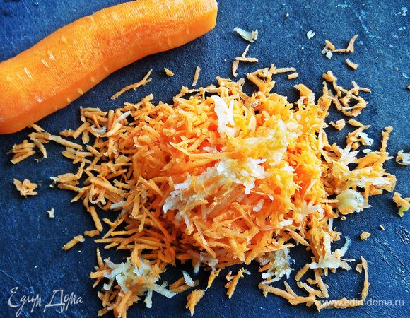 Для прослоечки натереть мелко сырую морковь и чеснок тоже.