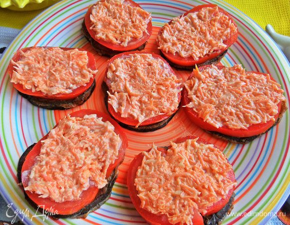 На нижние баклажаны положить помидорные кружочки, сверху-намазочку из моркови и сыра.