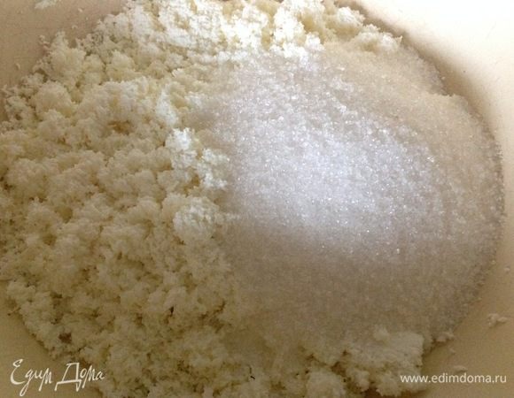 Для начала сделаем тыквенное пюре, я не процеживала, чтобы убрать лишнюю жидкость, в этом рецепте это не предполагалось. Этот момент тоже для меня был новым.
Творог перетираем через сито. В миску с творогом всыпаем сахар.