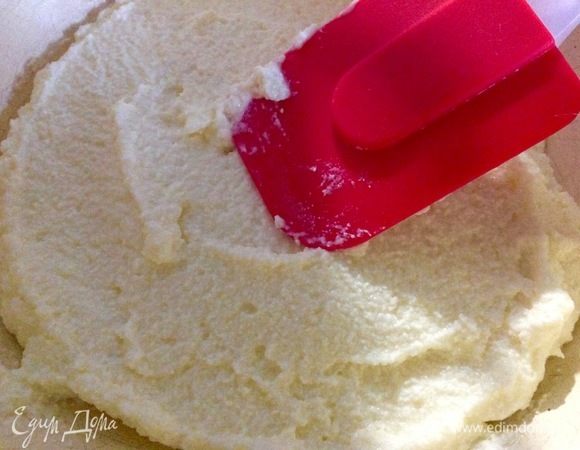 Взбиваем все вместе: творог, сахар, яйца.