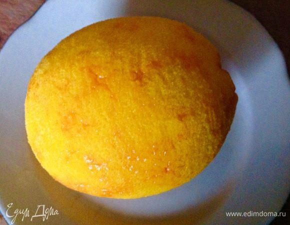 С апельсина снимаем с помощью терки  цедру, только оранжевую ее часть, белая горчит.