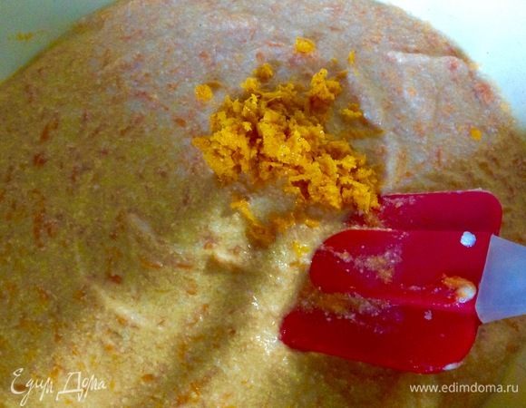 Цедру добавляем к творожной тыквенной массе, смешиваем. Наша сдобная часть булочек готова.