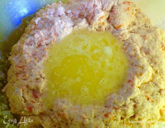 Сливочное масло растопила и остудили, в тесте делаем лунку и вливаем туда масло. И на этой стадии замешиваем уже руками, опять же, если у вас есть машина для замеса теста, то вам повезло. Тесто надо замешивать не менее 15 минут.