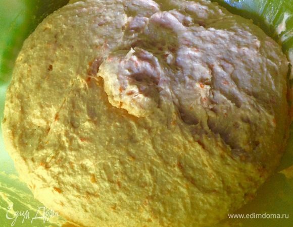 У меня машины пока нет, я месила руками. Тесто липкое, месишь, а миска подпрыгиваем, потому что тесто тянется за руками, а миска за тестом. Упорно продолжала месить 15 минут, иногда смазывая руки растительным маслом. 