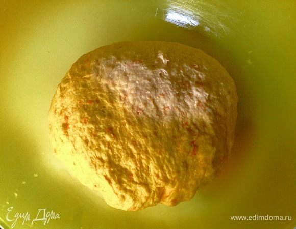 Через час тесто увеличилось. На этой стадии я присыпаю рабочую доску мукой, постепенно добавляя где-то 5 щепоток муки, не горсть, а щепотка, у меня  она равна примерно десертной ложке муки. И начинаю обминать липкое тесто в этом небольшом количестве муки. Тесто все равно умудряется прилипать к руками немного, но добавлять больше муки нельзя, булочки выйдут другой консистенции. И снова оставляем тесто на 1 час в теплом, тихом месте.